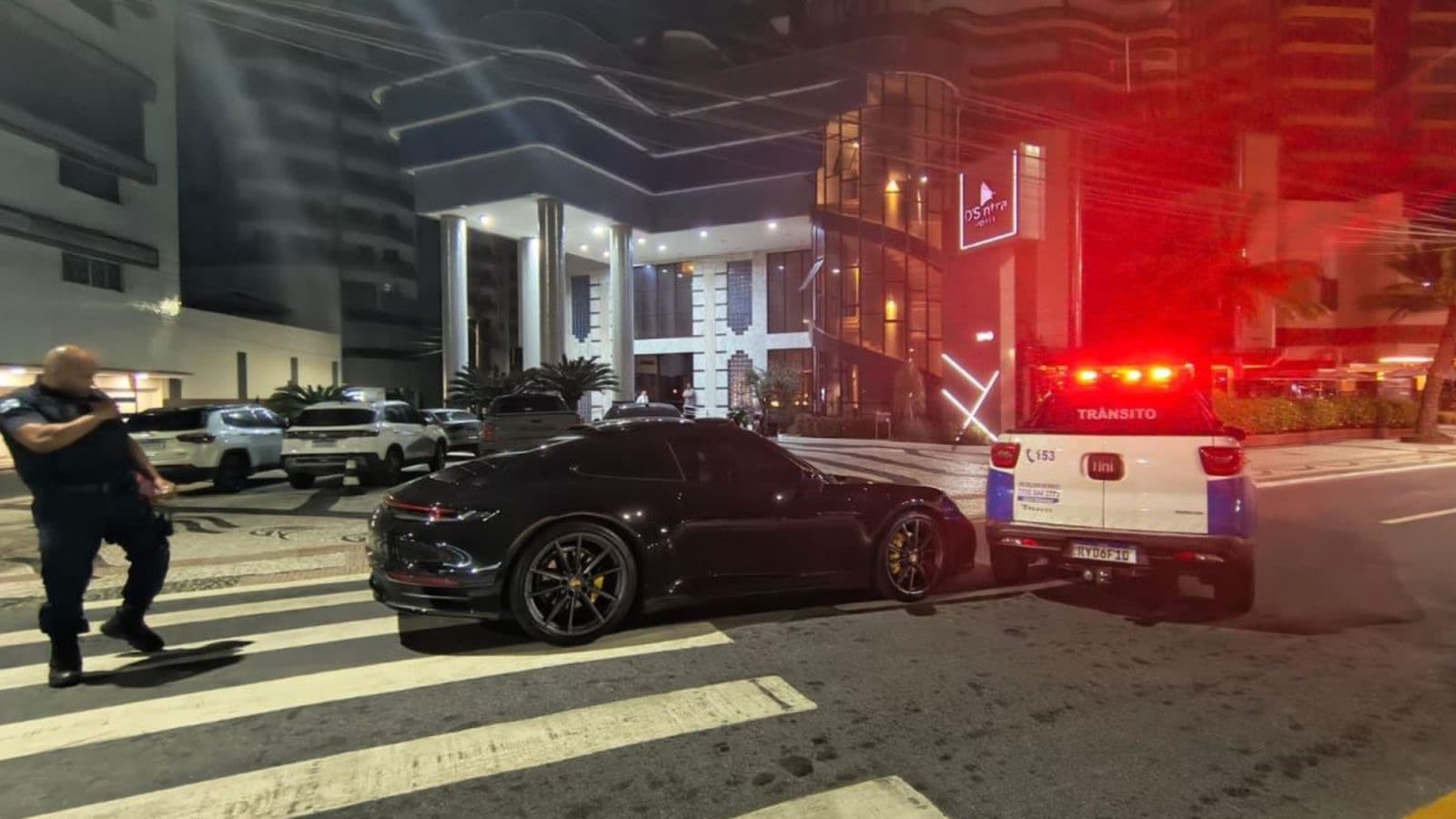 Com CNH cassada, motorista dorme em Porsche de R$ 1 milhão sobre faixa de pedestres em BC