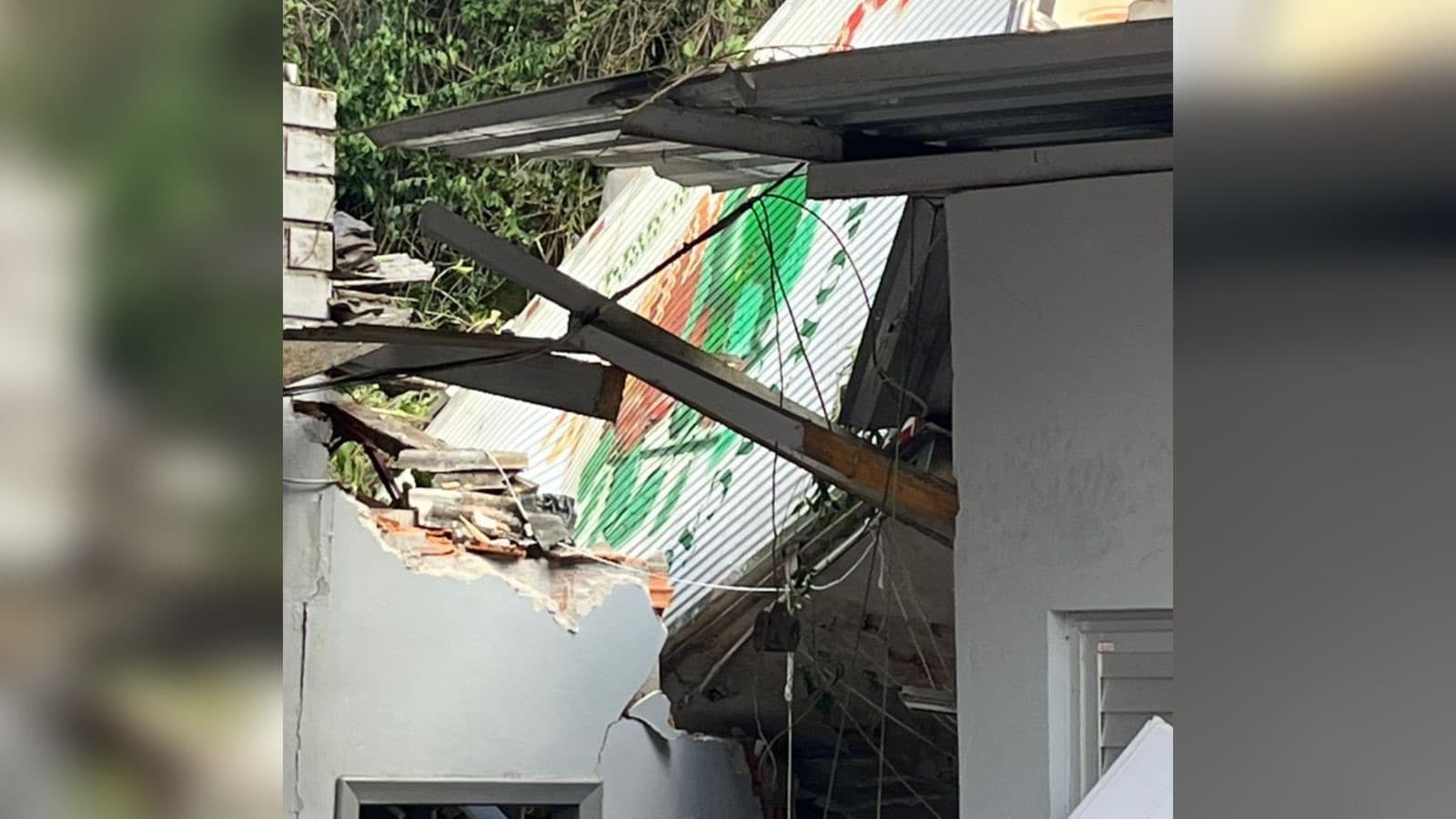 Caminhão cai em cima de empresa após despencar de ribanceira em SC