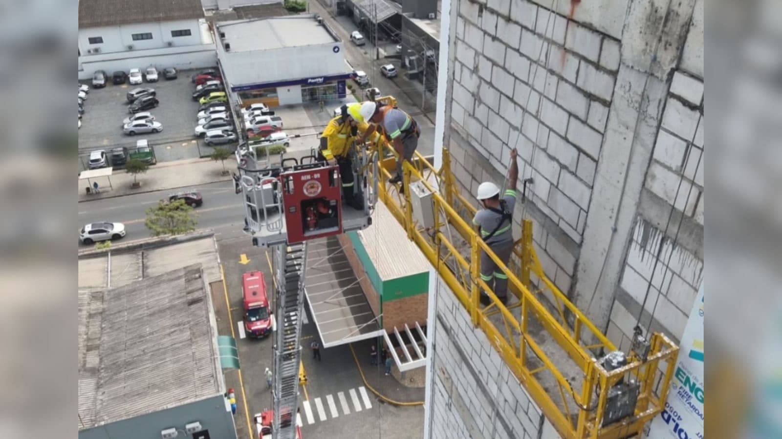 Andaime trava e dois trabalhadores ficam pendurados no 7º andar de obra