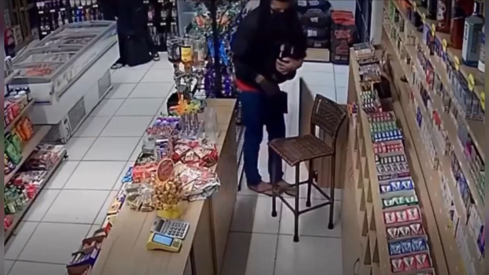 Trabalhadora é agredida durante assalto a conveniência recém-inaugurada em SC