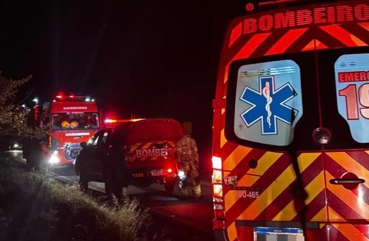 Duas mulheres ficam feridas após carro capotar e cair 30 metros de barranco na SC-390