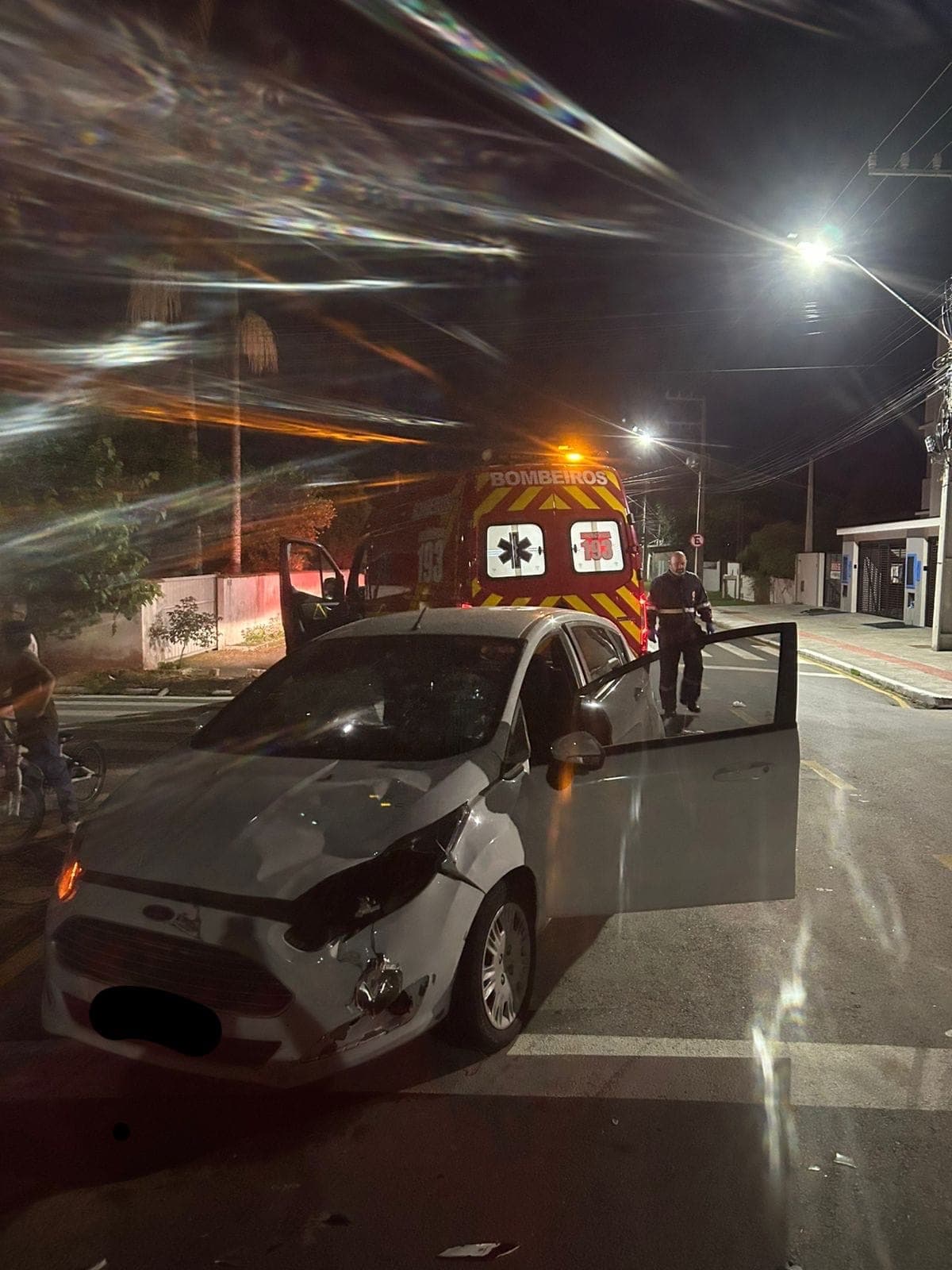 Adolescente sem capacete é arremessado contra para-brisa em colisão no Centro de Navegantes