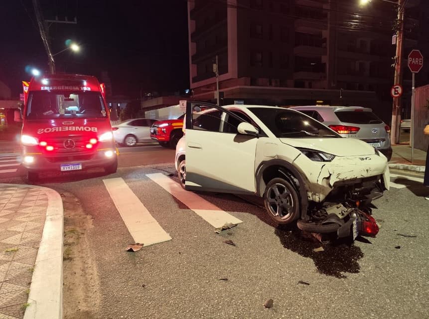 Moto para embaixo de carro após colisão com três veículos no Estreito, em Florianópolis