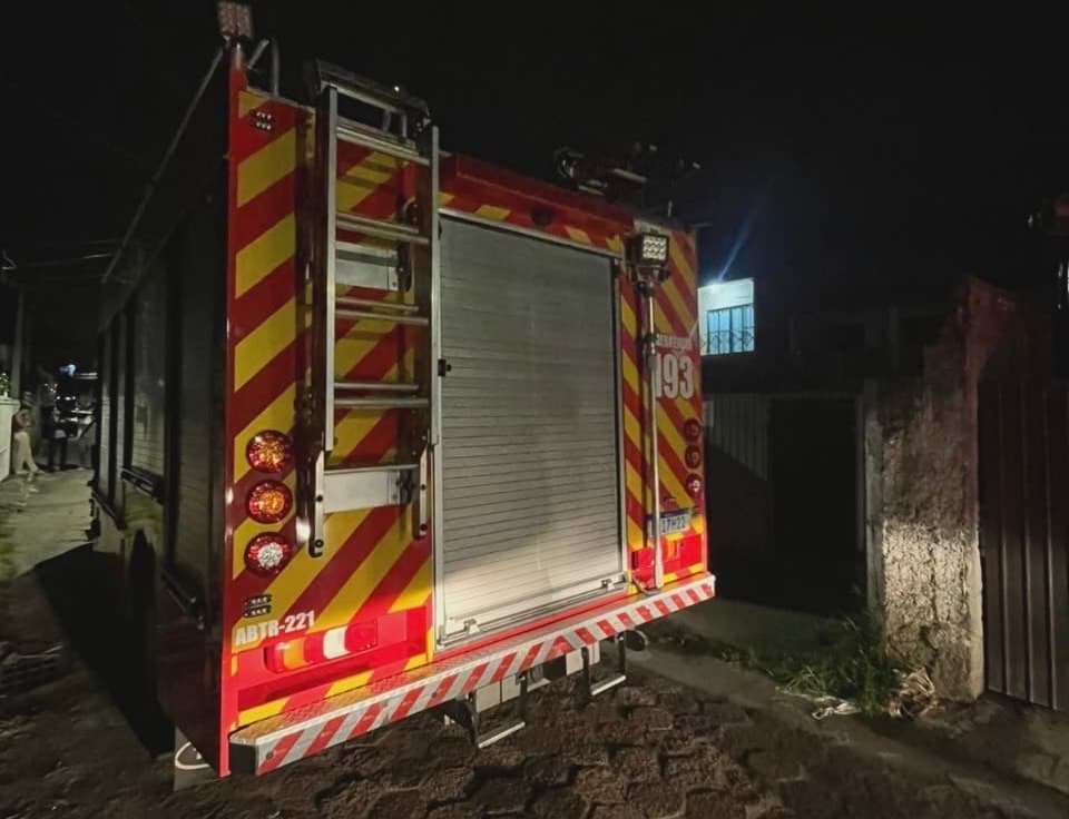 Idosa de 91 anos é retirada de casa em chamas em Florianópolis; jovem fica ferida
