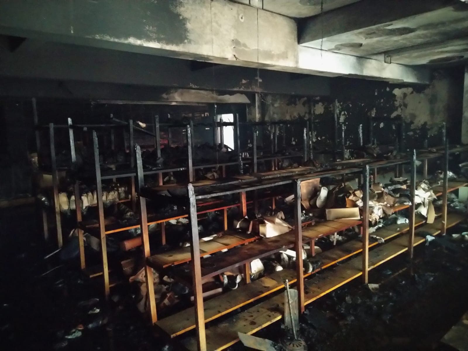 Defesa Civil isola prédio após incêndio destruir loja de calçados e atingir apartamento em Criciúma