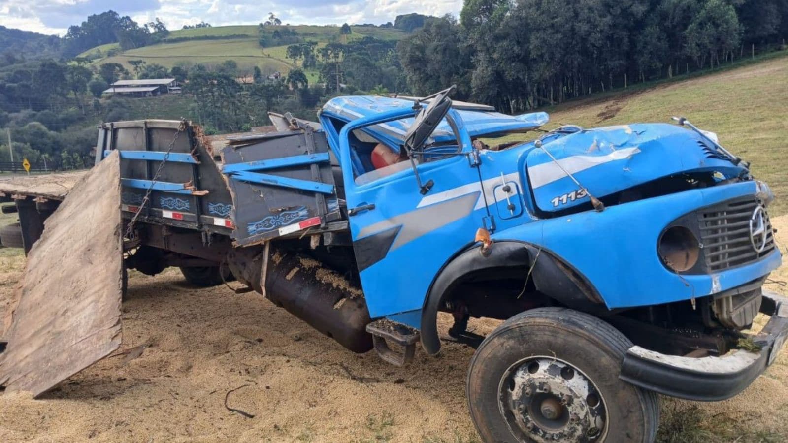 Motorista “nasce de novo” após cabine de caminhão ficar esmagada em tombamento na SC-355