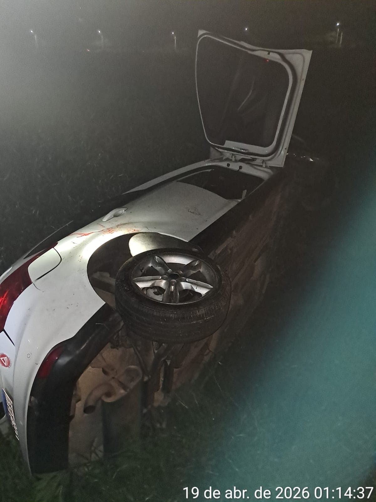 Dois homens ficam feridos após carro capotar na madrugada em Brusque; um com trauma na cabeça