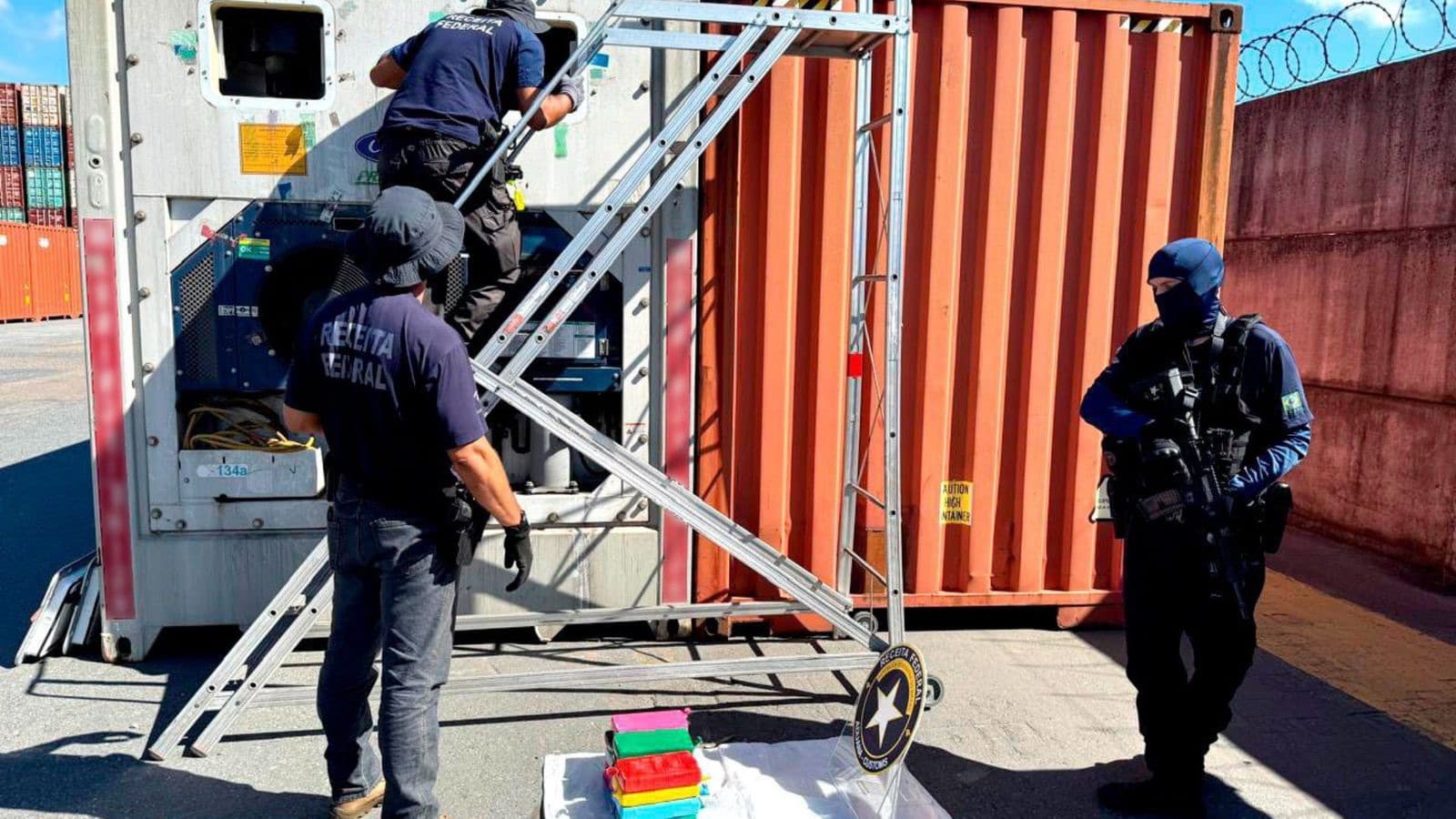 Receita flagra cocaína camuflada em carga de frango com destino à Europa em porto de SC