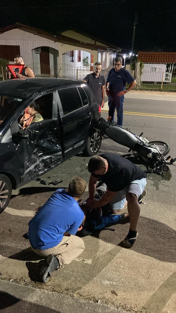 Motociclista morre após carro cruzar pista na frente em Tubarão; câmera flagra tudo