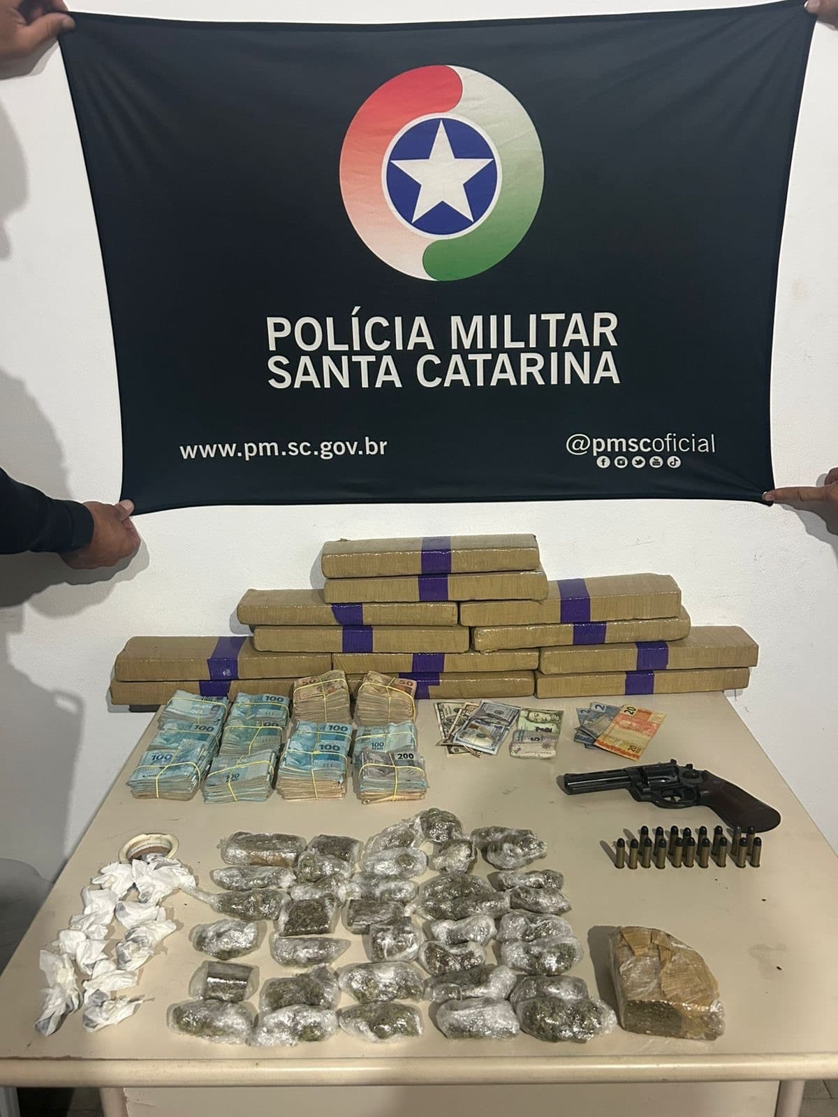 BOPE e PM apreendem 10 kg de maconha e R$ 124 mil em operação em Imbituba