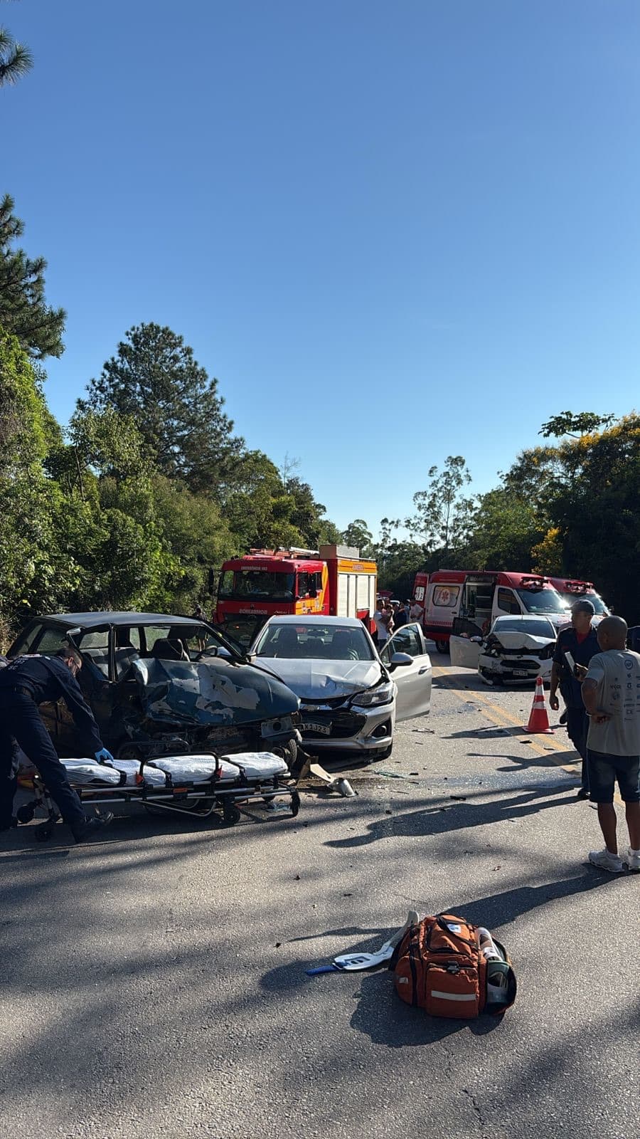 Mulher é resgatada de helicóptero após colisão entre três veículos na BR-282