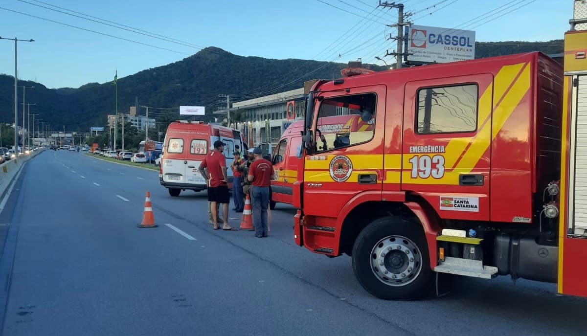 Motociclista é arremessado por cima de mureta após bater em carro na SC-401 em Florianópolis