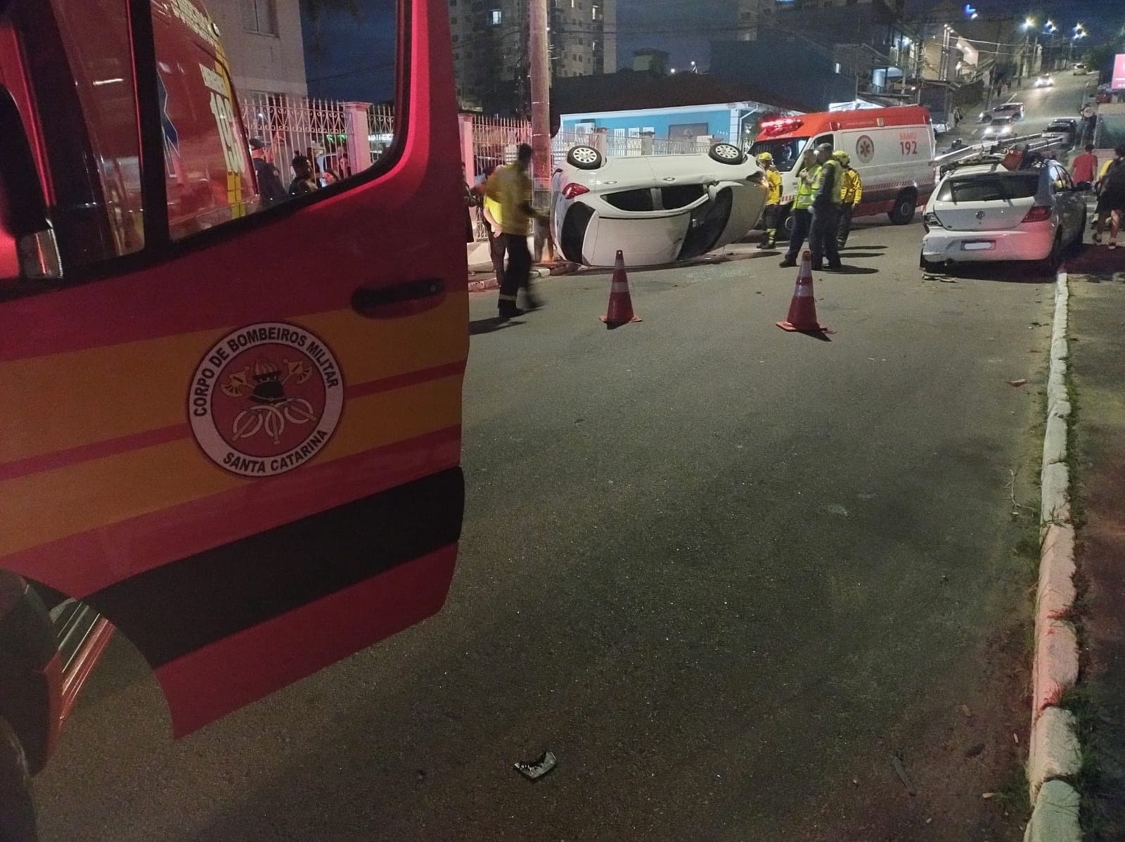 Carro capota após colisão em São José e bombeiros evitam risco de incêndio no local