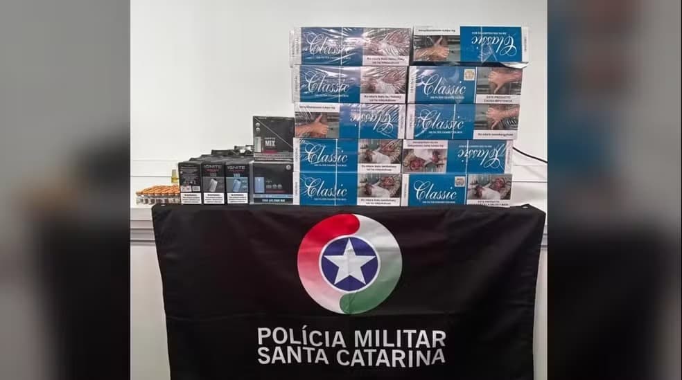 Nervosismo entrega passageiro de ônibus que transportava mil maços de cigarro e vapes em SC