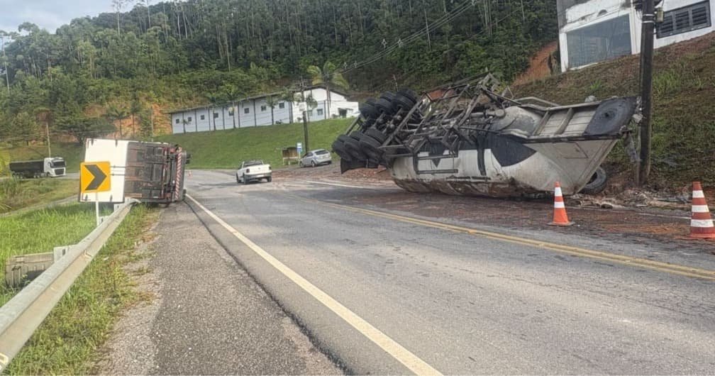Motoristas saem vivos de colisão frontal em Botuverá; caminhões seguem na pista