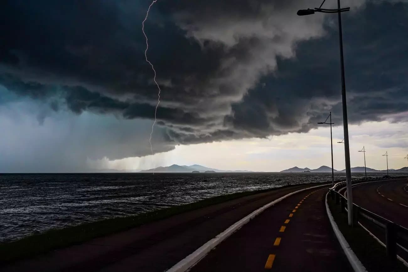 “Destelhamentos, queda de árvores e danos na rede elétrica”: SC em alerta para ventos de até 100 km/h