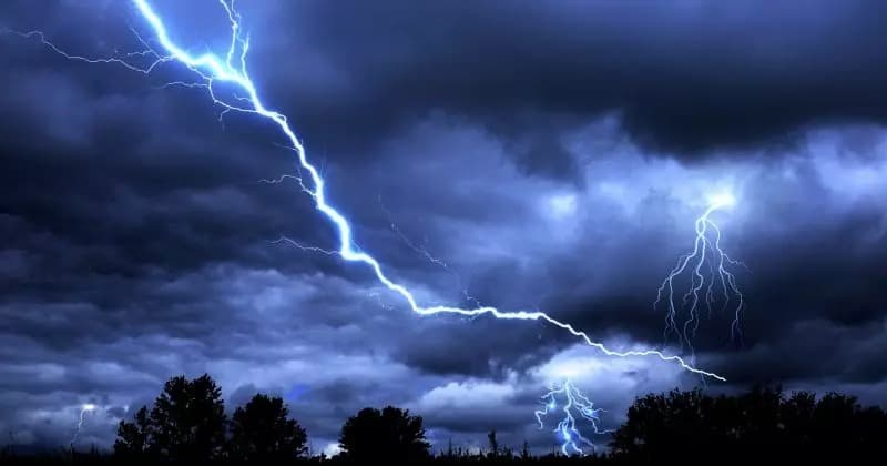 “Granizo, raios e rajadas de vento”: SC tem alerta de temporais entre domingo e terça-feira