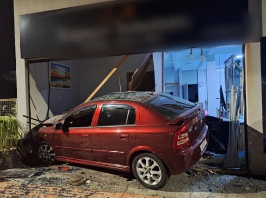 “Bêbado ao volante”: motorista perde controle e carro invade fachada de clínica de estética em Xanxerê