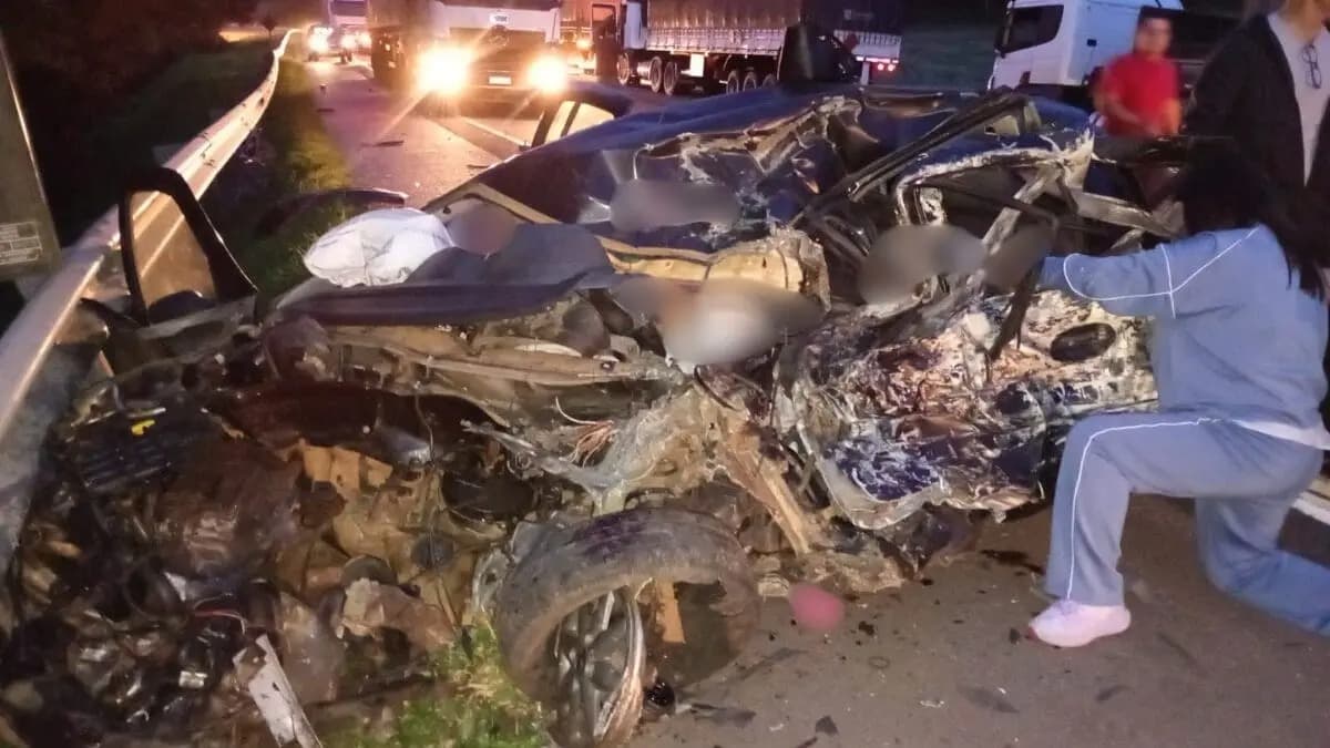 “Três mortos, entre eles uma criança”: carro de Curitibanos bate de frente com caminhão no Paraná