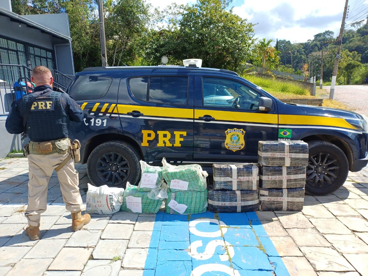 PRF apreende 160 kg de maconha após perseguição em SC