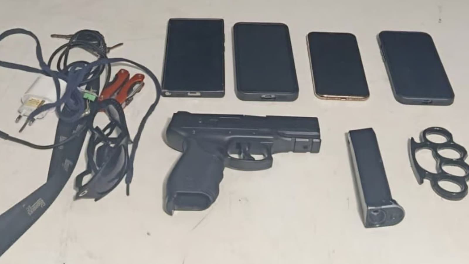 Com arma falsa e caminhão de frete, grupo sequestra comerciante e saqueia loja para cobrar dívida em SC