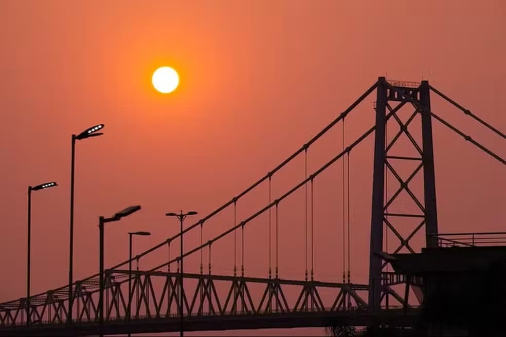 Sábado e domingo com sol e calor de 30°C em SC, mas manhãs geladas na serra pedem agasalho
