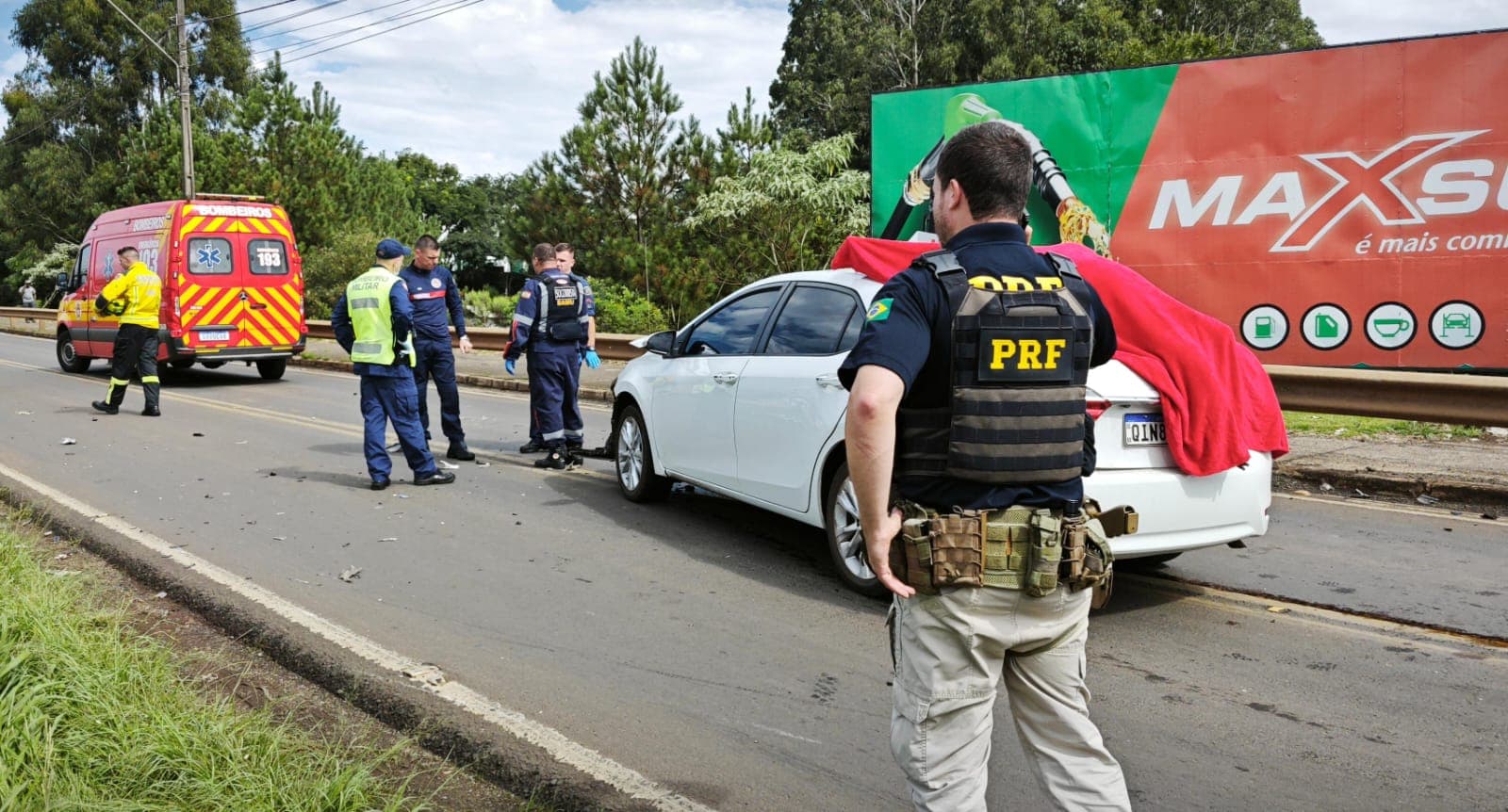 “Foi parar no teto do carro”: motociclista invade contramão, bate de frente em carro e morre no Oeste de SC