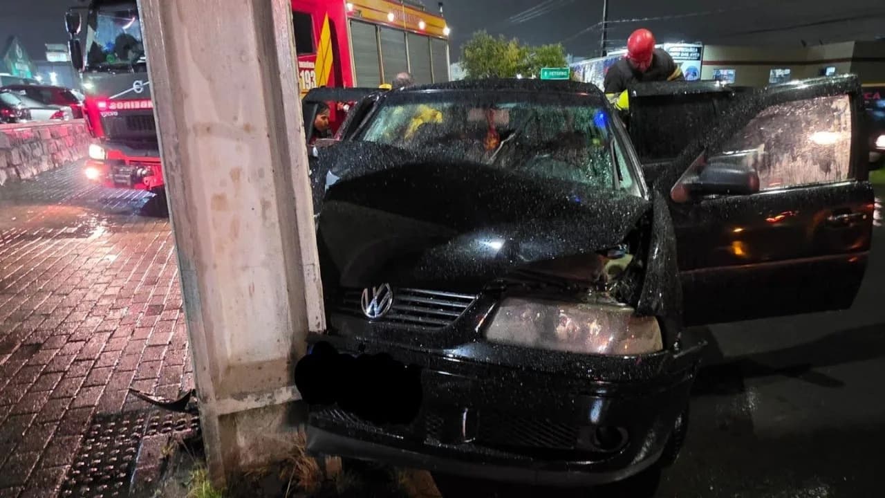 “Impacto forte”: carro bate em poste em frente a hospital e exige resgate em SC