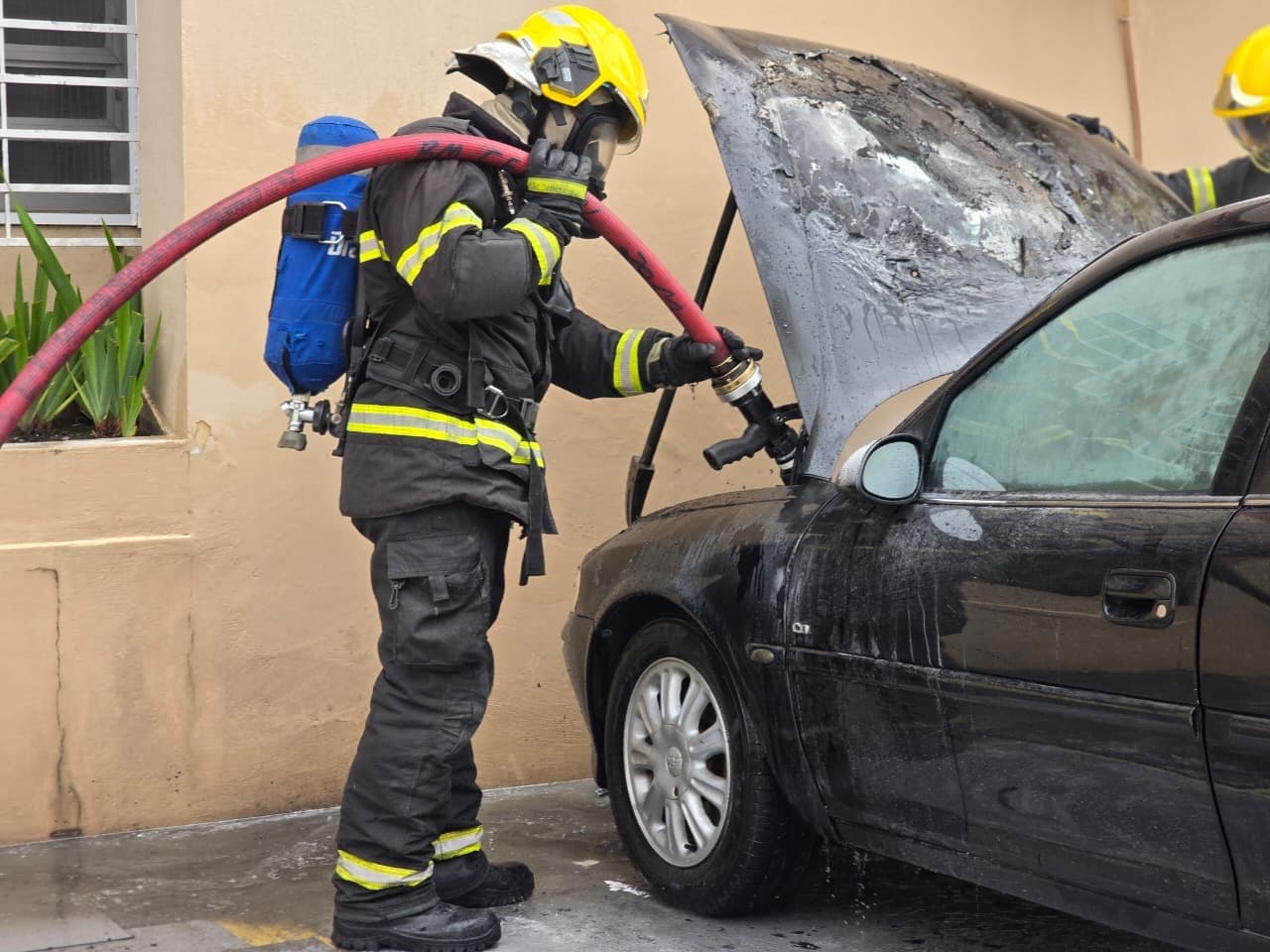 Motor pega fogo no Centro de Florianópolis e bombeiros evitam tragédia