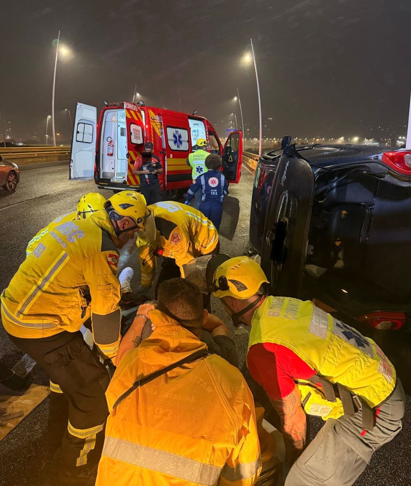Motorista escapa por pouco da morte após carro capotar em ponte de Florianópolis