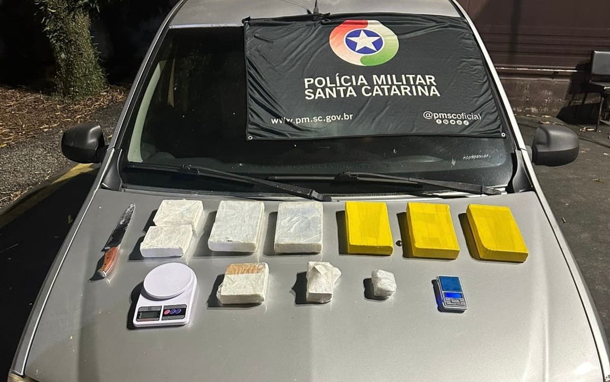 Fugiram, mas deixaram 7 kg de cocaína para trás: dupla abandona carro e some em Criciúma