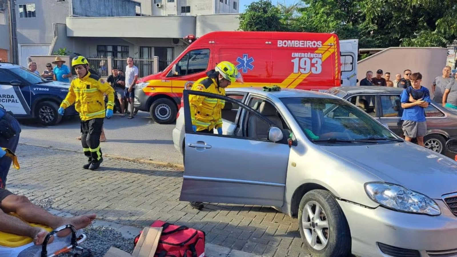 Mulher fica presa às ferragens após grave acidente entre dois carros em Itapema