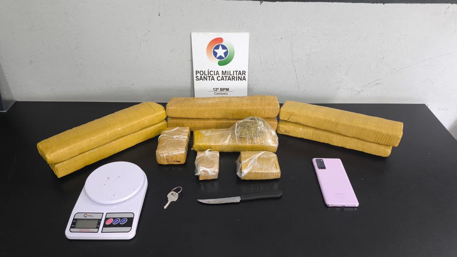Abordagem de moto leva PM a residência e resulta em apreensão de maconha em Camboriú