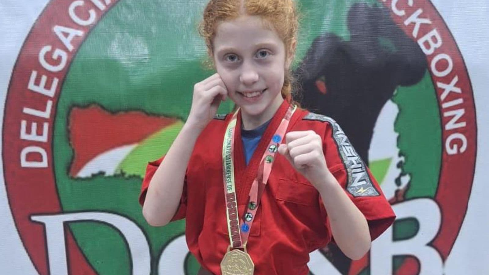 Treinada pelo pai, menina de 10 anos, é bicampeã catarinense de kickboxing