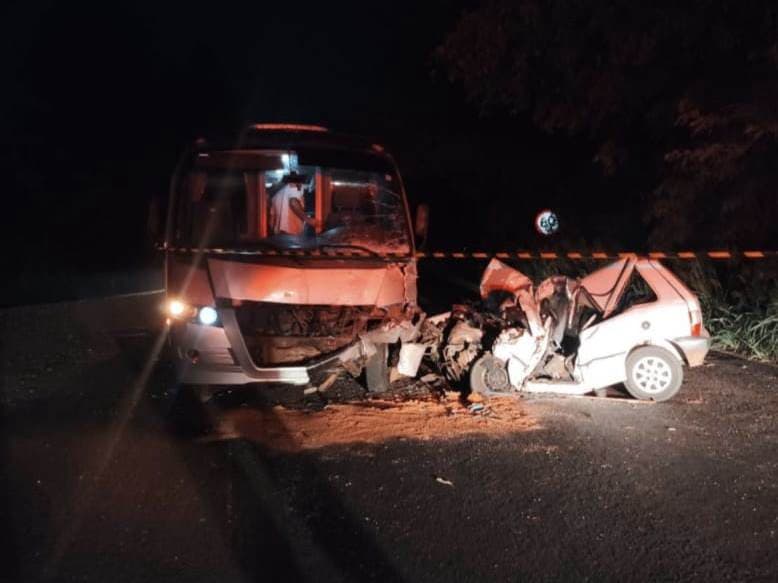Motorista morre preso nas ferragens após bater de frente com ônibus no Extremo-Oeste de SC