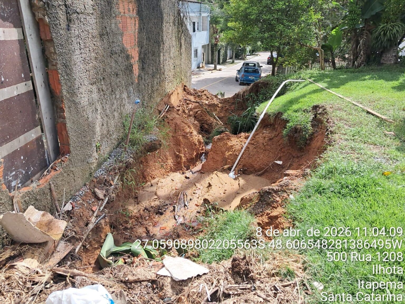 Chuvas causam deslizamento e mobilizam força-tarefa no bairro Ilhota, em Itapema