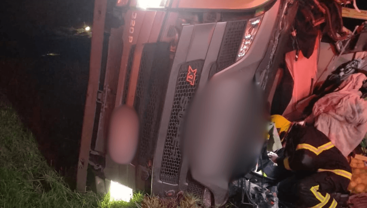 Motorista de 36 anos fica preso às ferragens após caminhão de batatas capotar na BR-116 em Lages