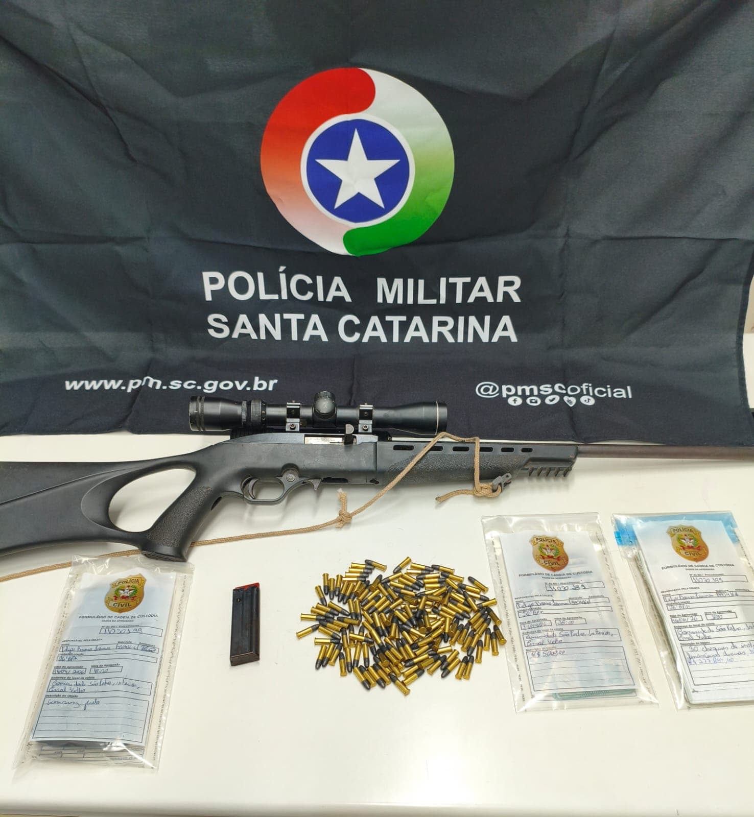 Foragido por estupro é preso com arma e cheques de R$ 177 mil