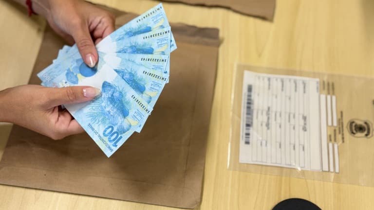 Homem é preso pela PF ao receber cédulas falsas de R$ 100 pelos Correios em Florianópolis
