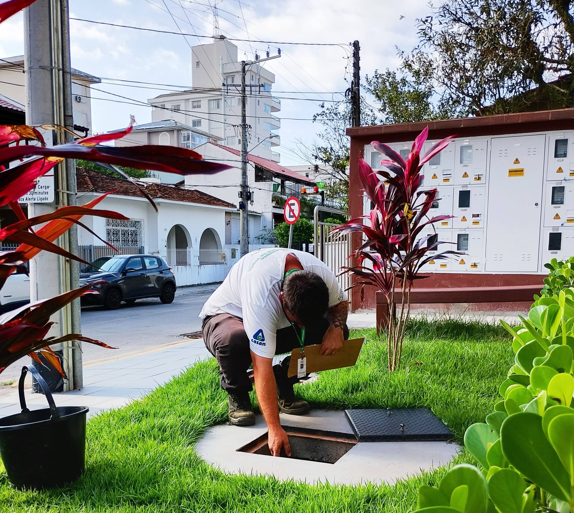 Casan vistoria condomínios na Grande Florianópolis e encontra esgoto ligado à rede pluvial