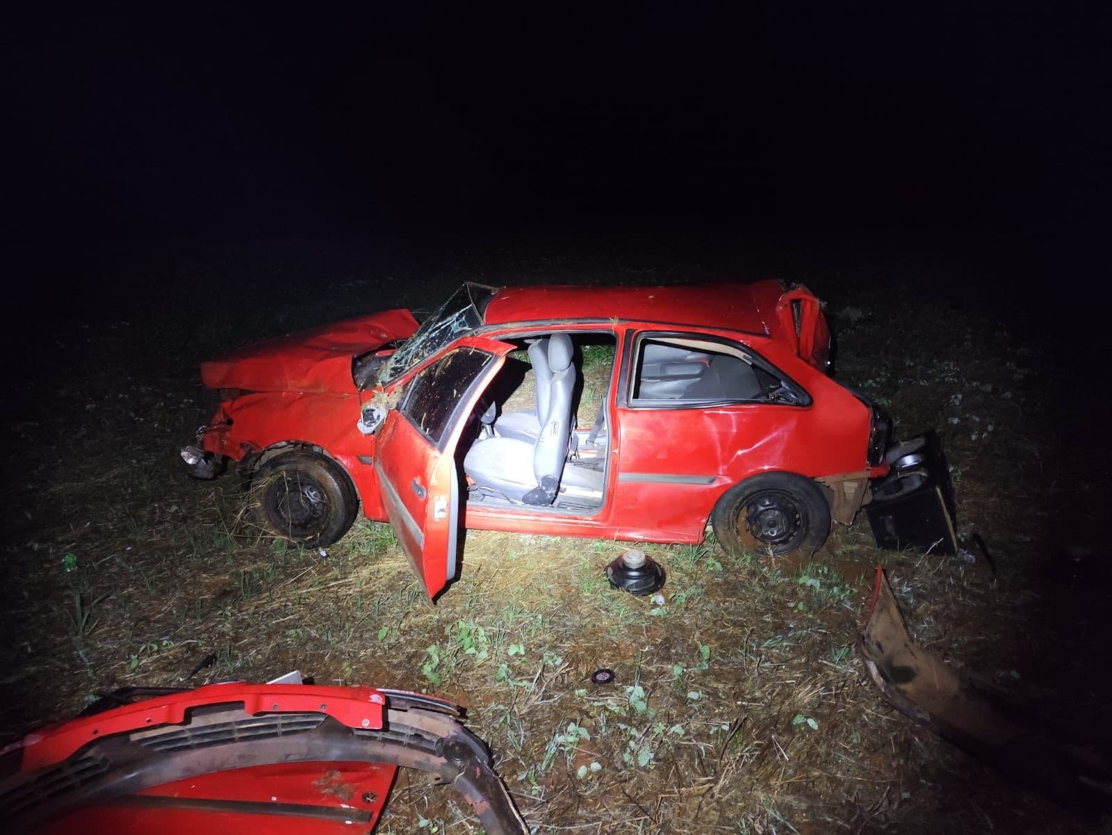 Motorista bêbado capota carro com cinco pessoas na SC-163 e é preso
