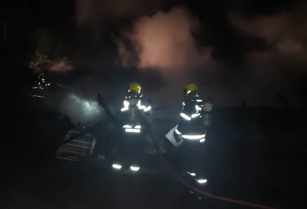 Casa é destruída pelo fogo após vela cair sobre armário enquanto moradores dormiam