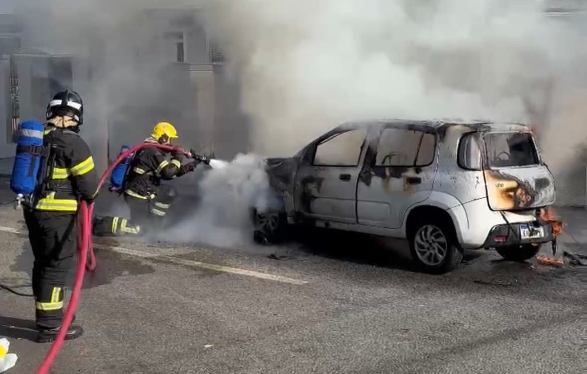 Carro pega fogo em via pública de Florianópolis e bombeiros controlam chamas em Coqueiros