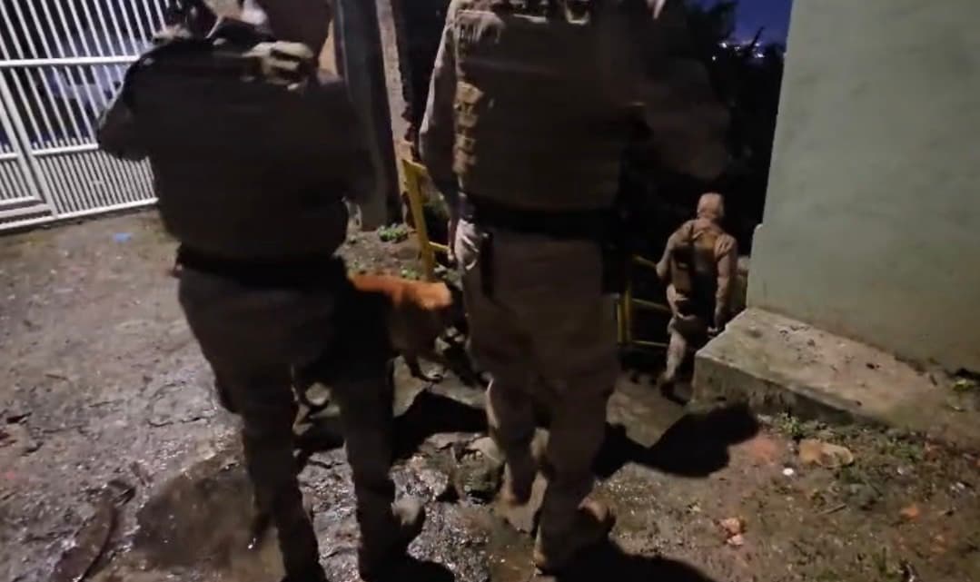 Operação no Morro do Mocotó prende homem e apreende arma, drogas e munições em Florianópolis