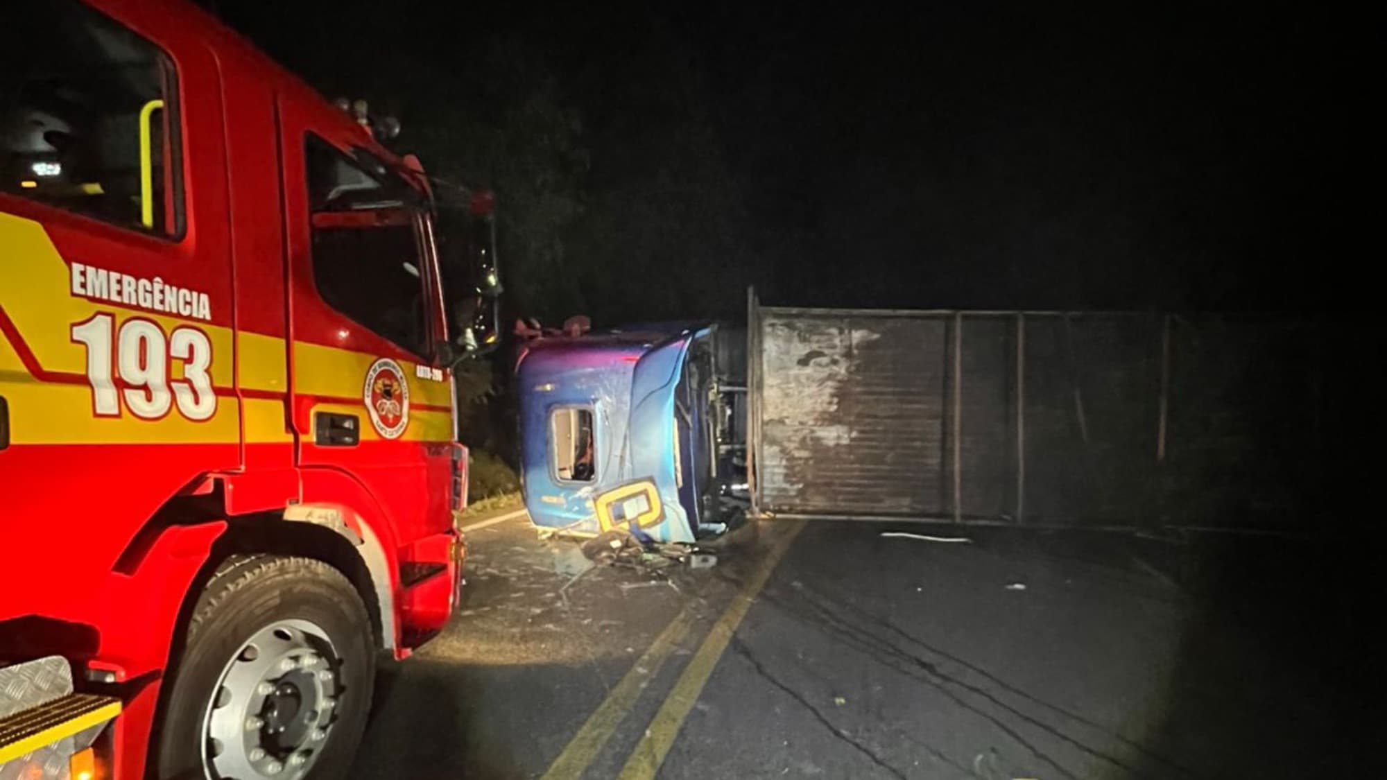 Caminhão sai da pista e tomba na BR-470 em Pouso Redondo; motorista fica ferido