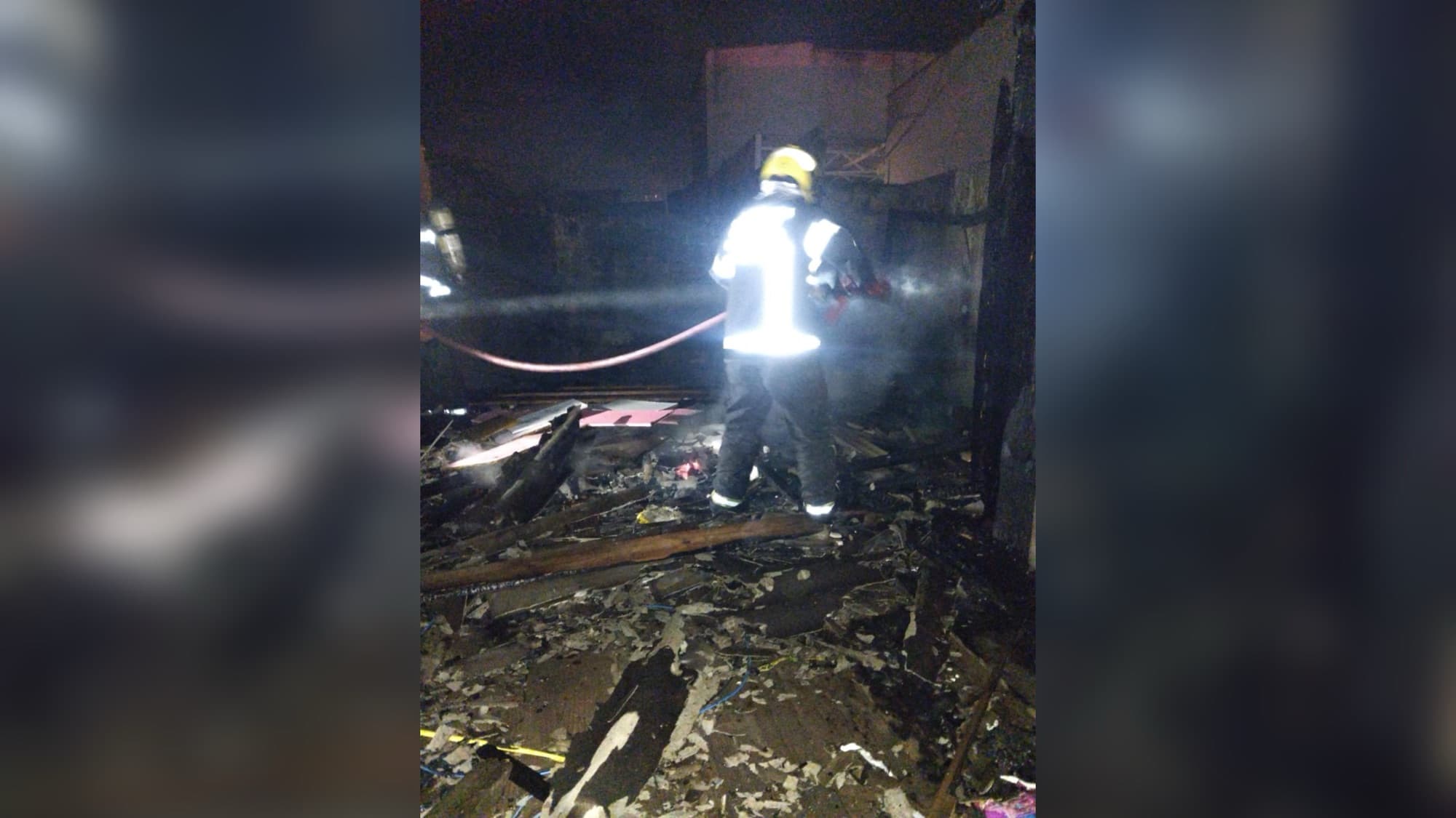 Casa pega fogo de madrugada em Tijucas e é destruída; vizinhos escapam ilesos