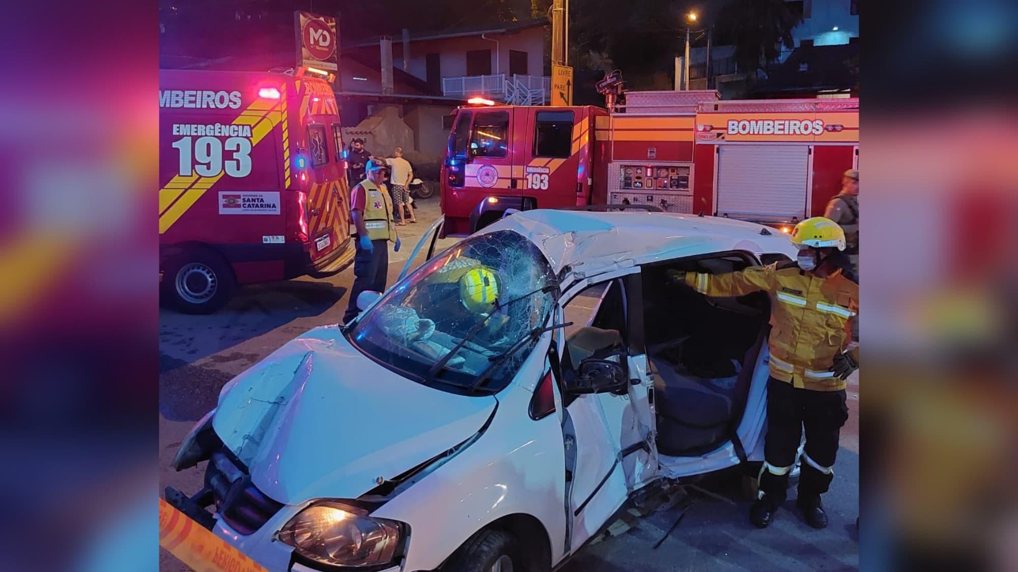 Motorista fica encarcerado após bater carro contra muro de residência em Blumenau