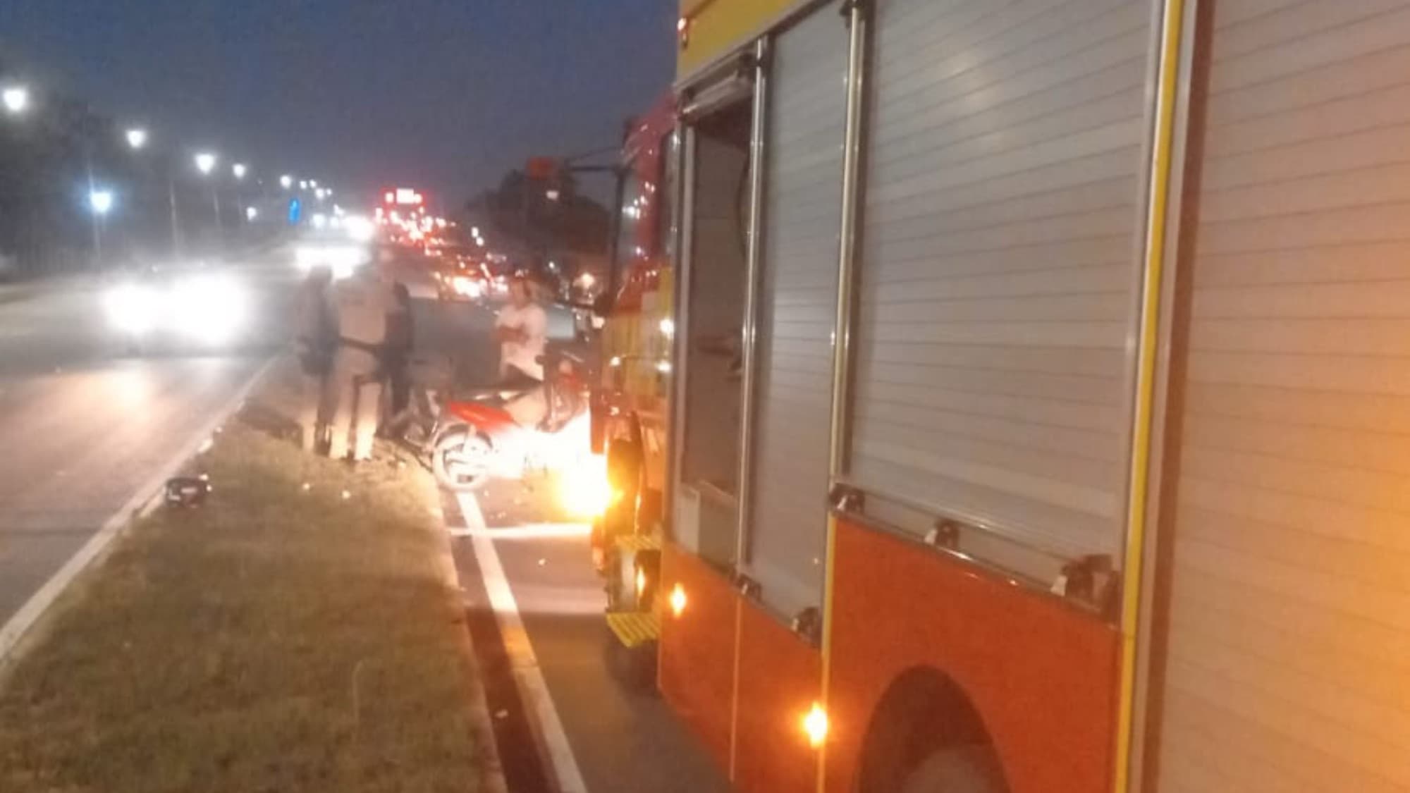 Bombeiros salvam dois homens em estado grave após colisão violenta de motos na SC-445
