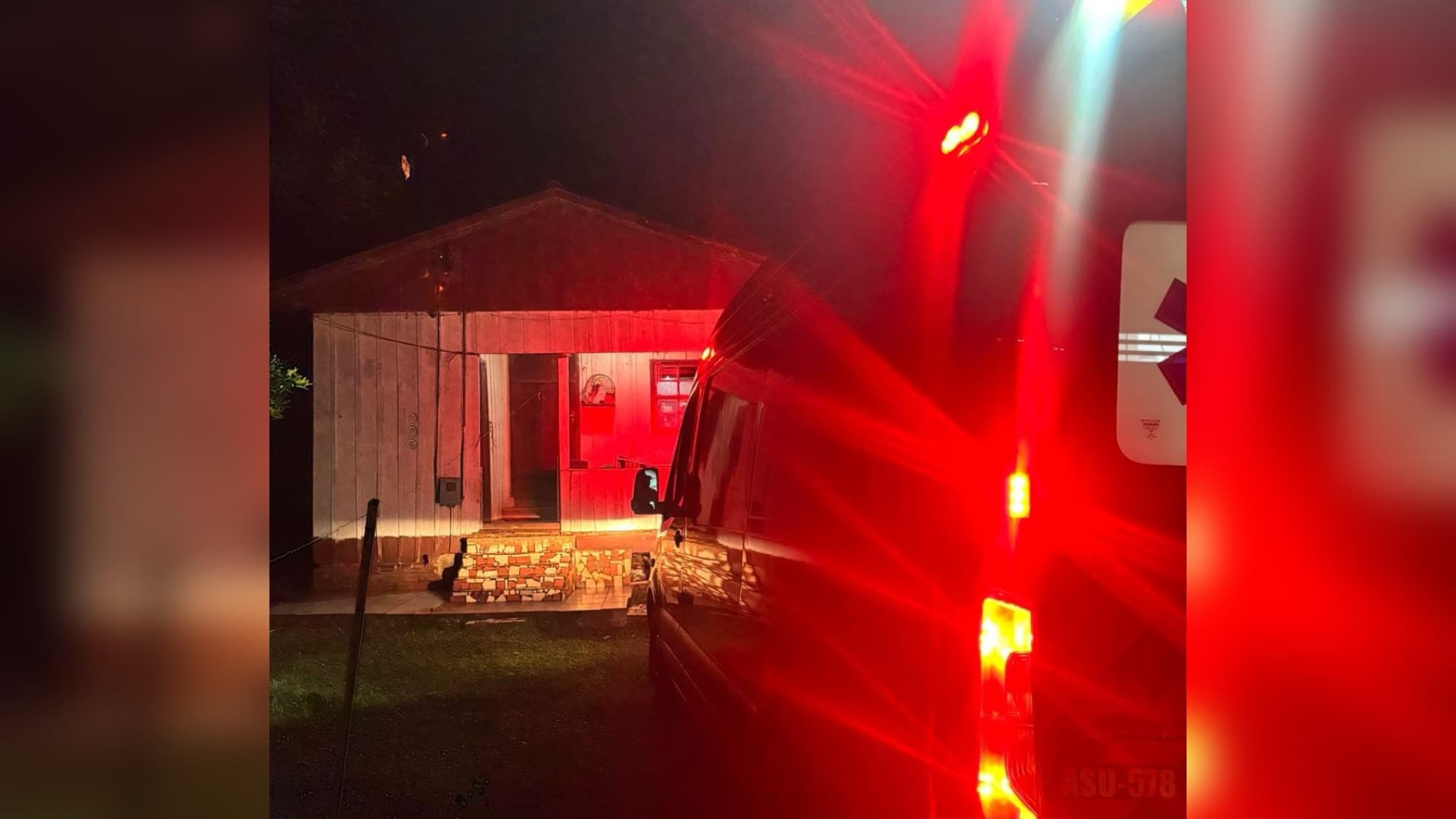 Bebê de 11 meses sofre queimaduras nas pernas ao derrubar térmica com água quente em SC
