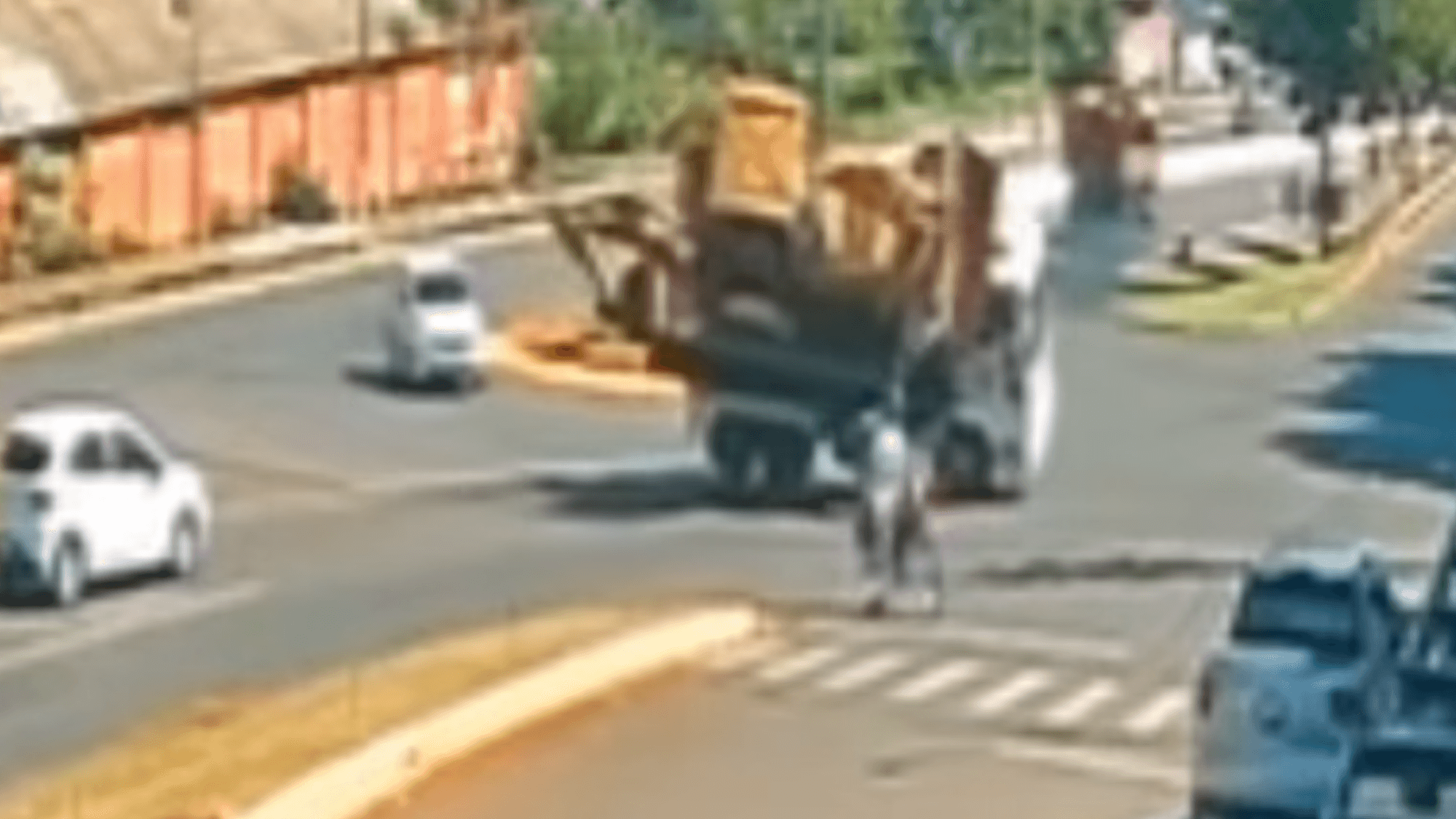Caminhão com trator tomba e motociclista escapa por segundos de ser esmagado em SC